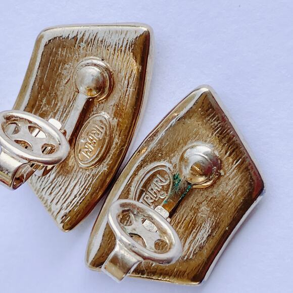 VTG Signed Trifari Clip On Earrings Black Enamel Gold Tone 1980s Geometric Style - Picture 8 of 10